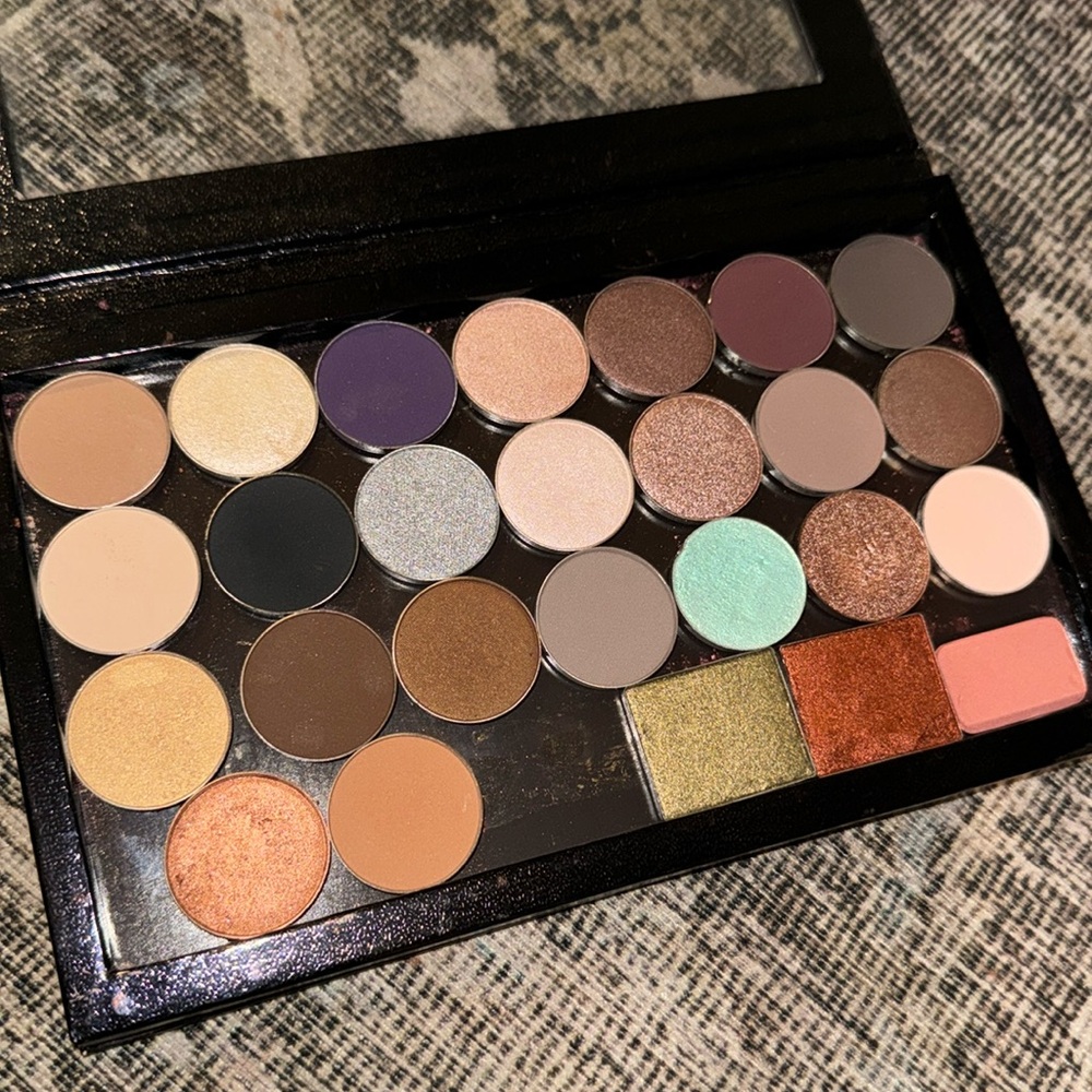 Lot of depotted eyeshadows